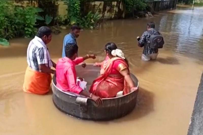 Indian couple sail to wedding in cooking pot, despite floods
