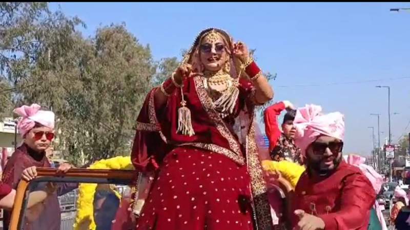 Bhopal bride takes a gypsy ride to wedding venue with her baraatis. Viral videos