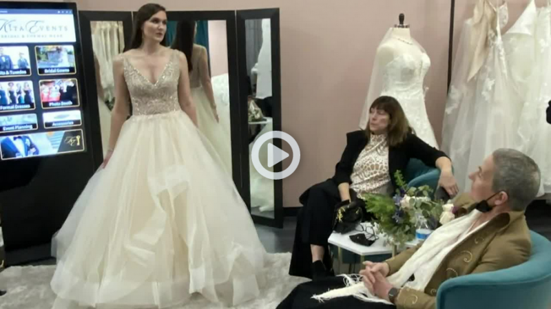Single woman picks out wedding dress with mom dying of cancer